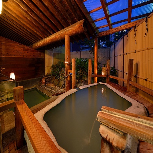 Oishi hollow open-air bath at night