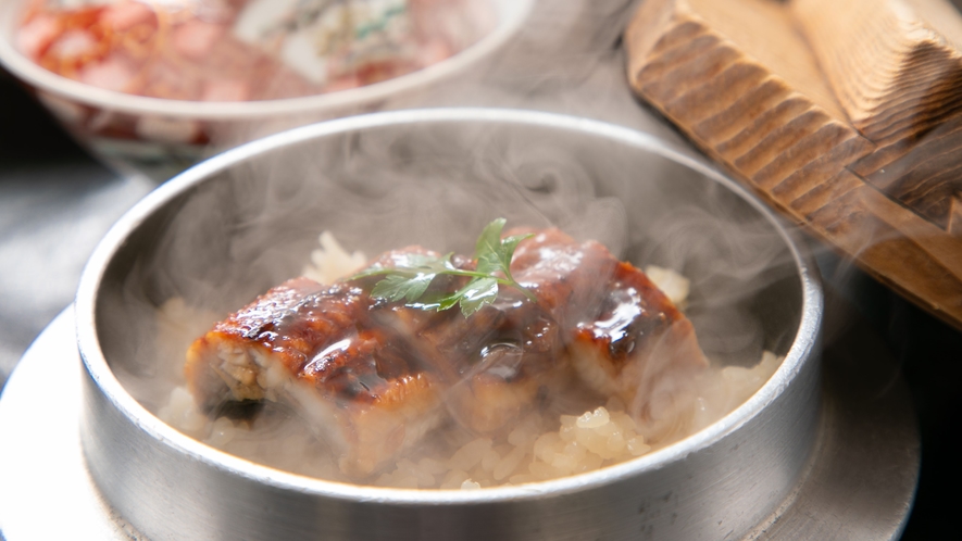 【国産鰻釜飯】当館ゆかりの茂吉がこよなく愛した鰻を、釜飯でお召し上がりください。