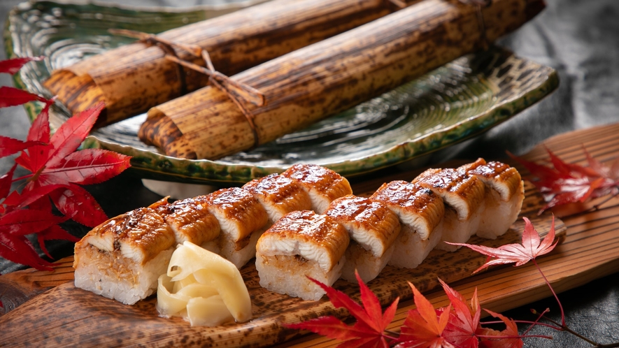 【鰻の棒寿司】　当館ゆかりの斎藤茂吉がこよなく愛した鰻を、棒寿司でお召し上がりください。