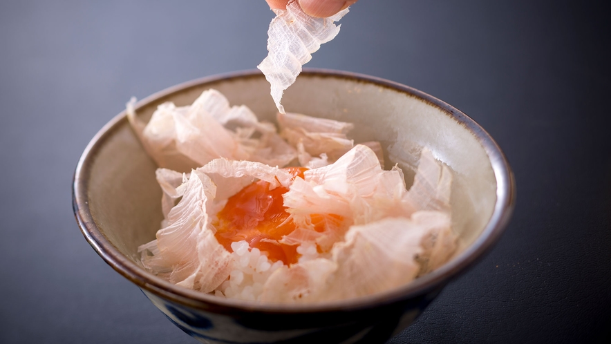 【和朝食】削りたて鰹節と卵はご飯との最高の組み合わせ。