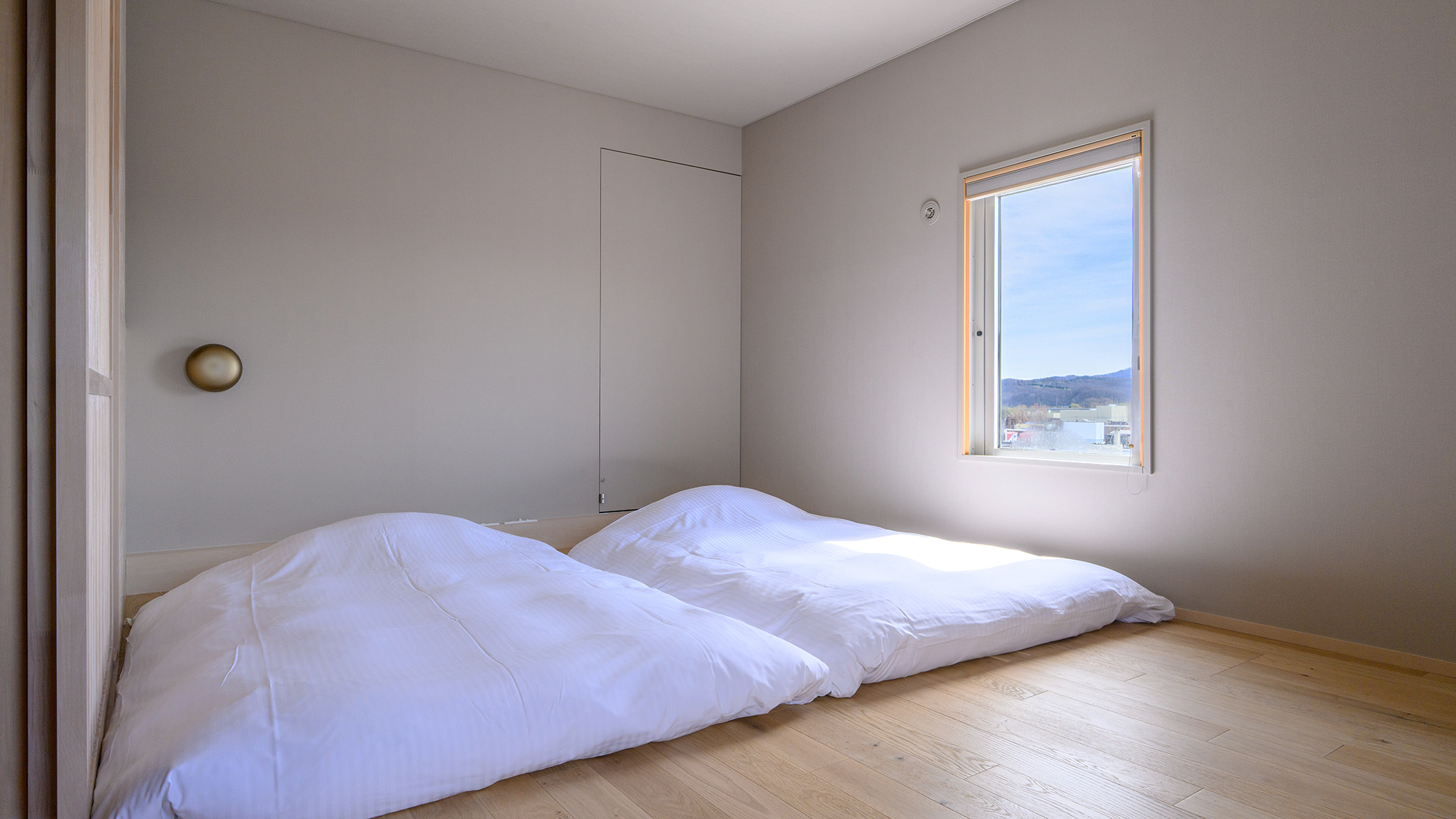 スイート│SLEEPY TOFU HOUSEのスリーピー・いなりを使用。和の趣を取り入れた寝室です