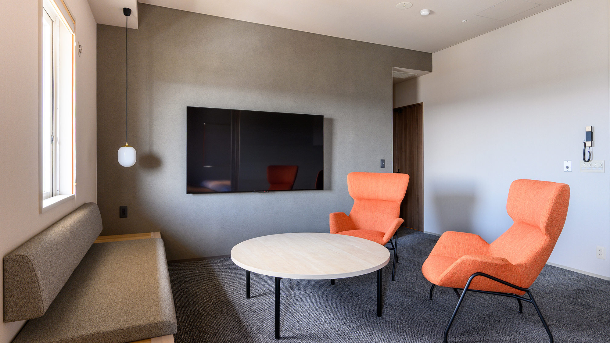 スイート│ゆったりとしたリビングルームでお寛ぎください