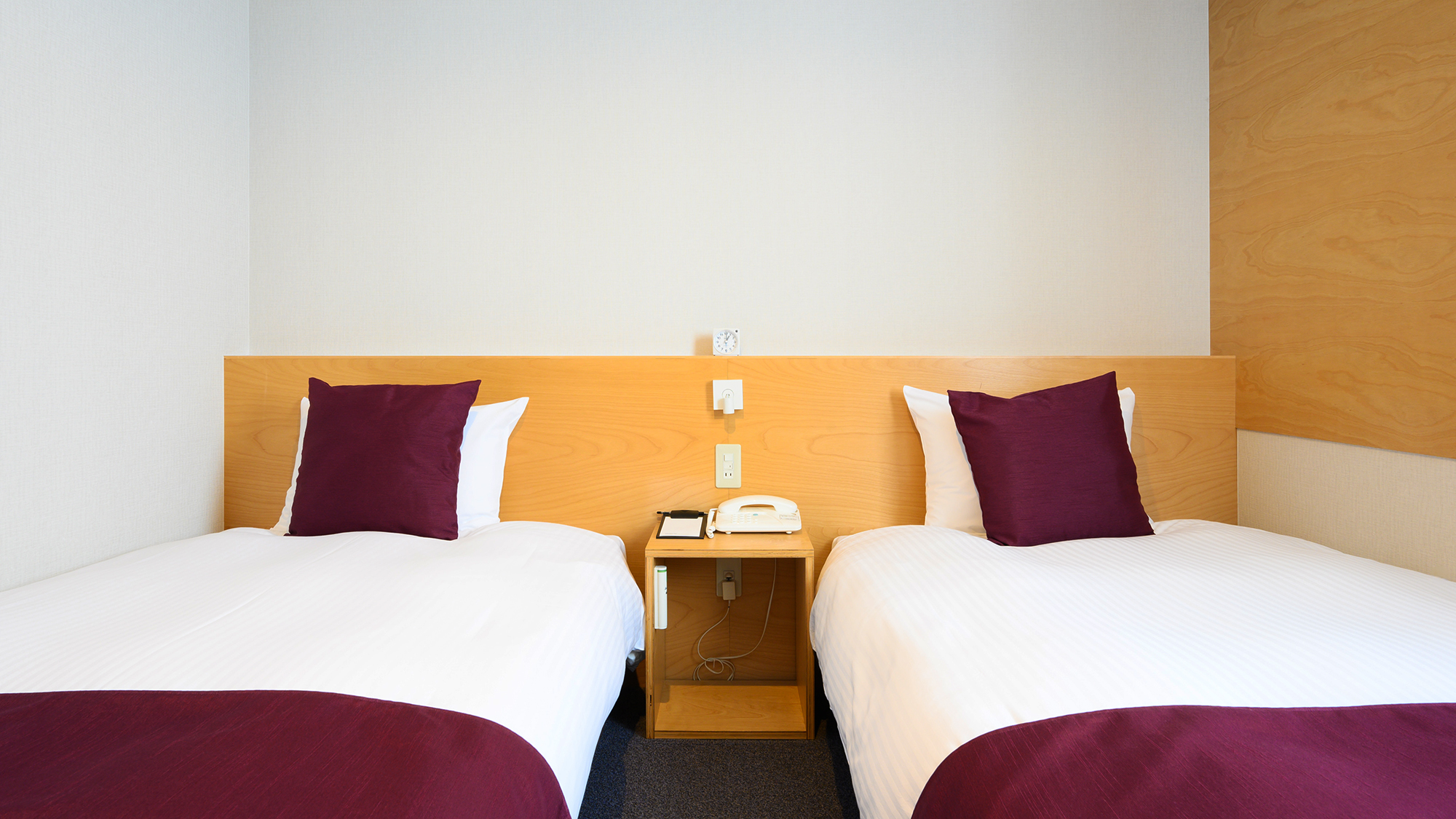 ツイン│爽やかな白を基調にしたシンプルな客室