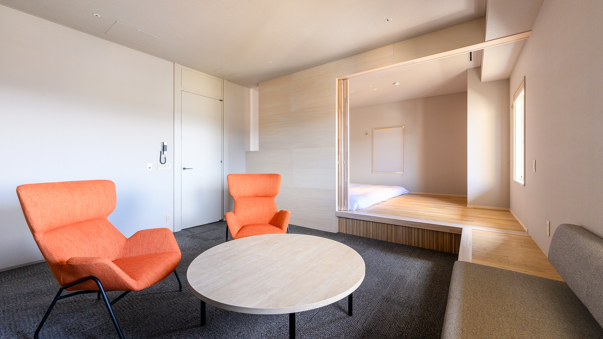 スイート│明るい陽射しが差し込むプレミアムスイートルーム