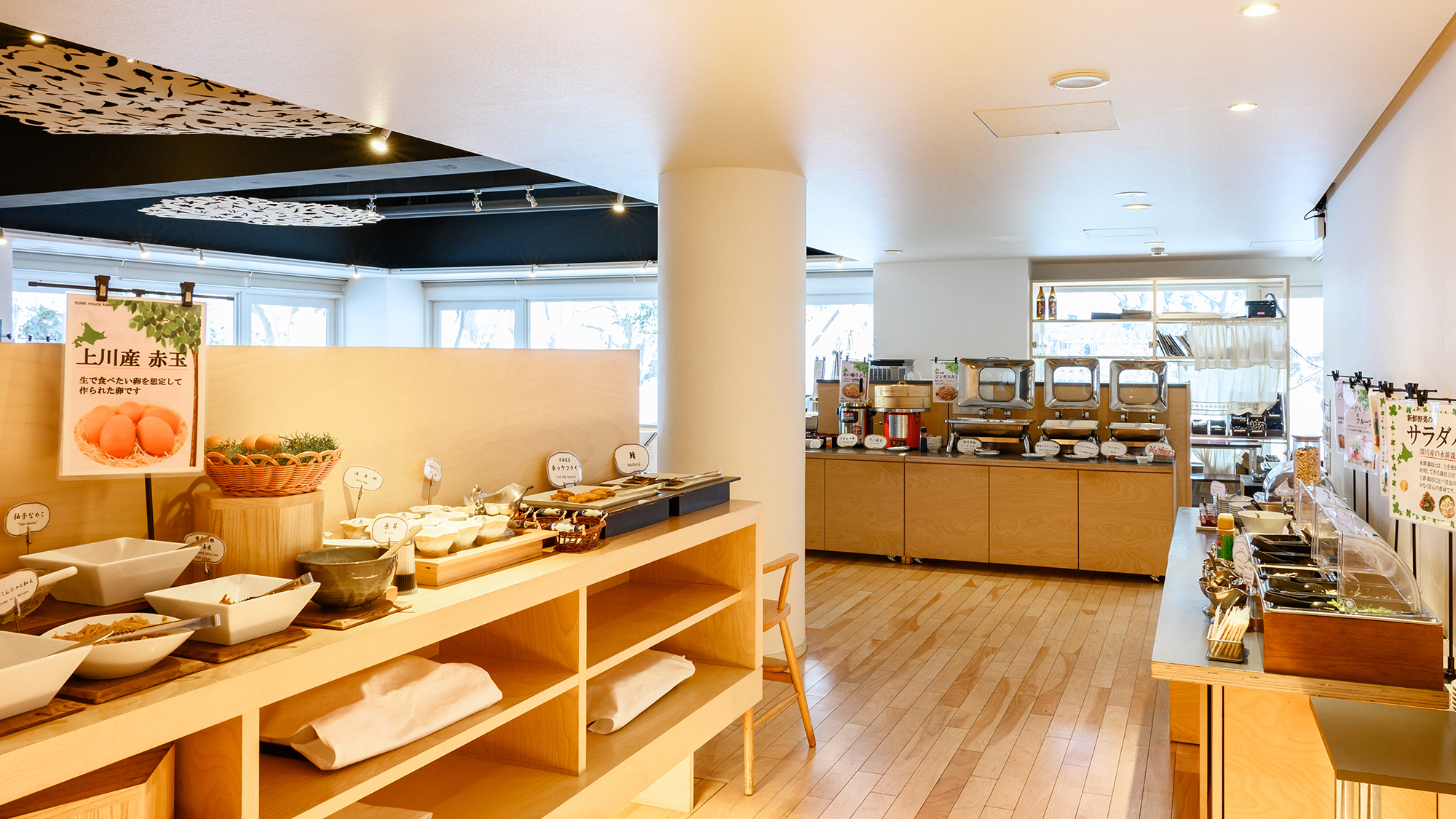 朝食│爽やかな朝日が入る明るい店内でごゆっくりとご朝食をお楽しみください