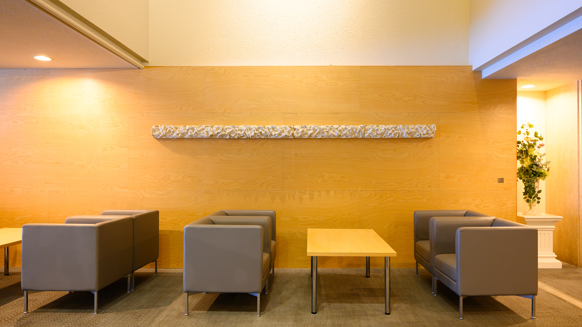 ロビー│滝川出身の五十嵐威暢先生の作品が随所に展示されております