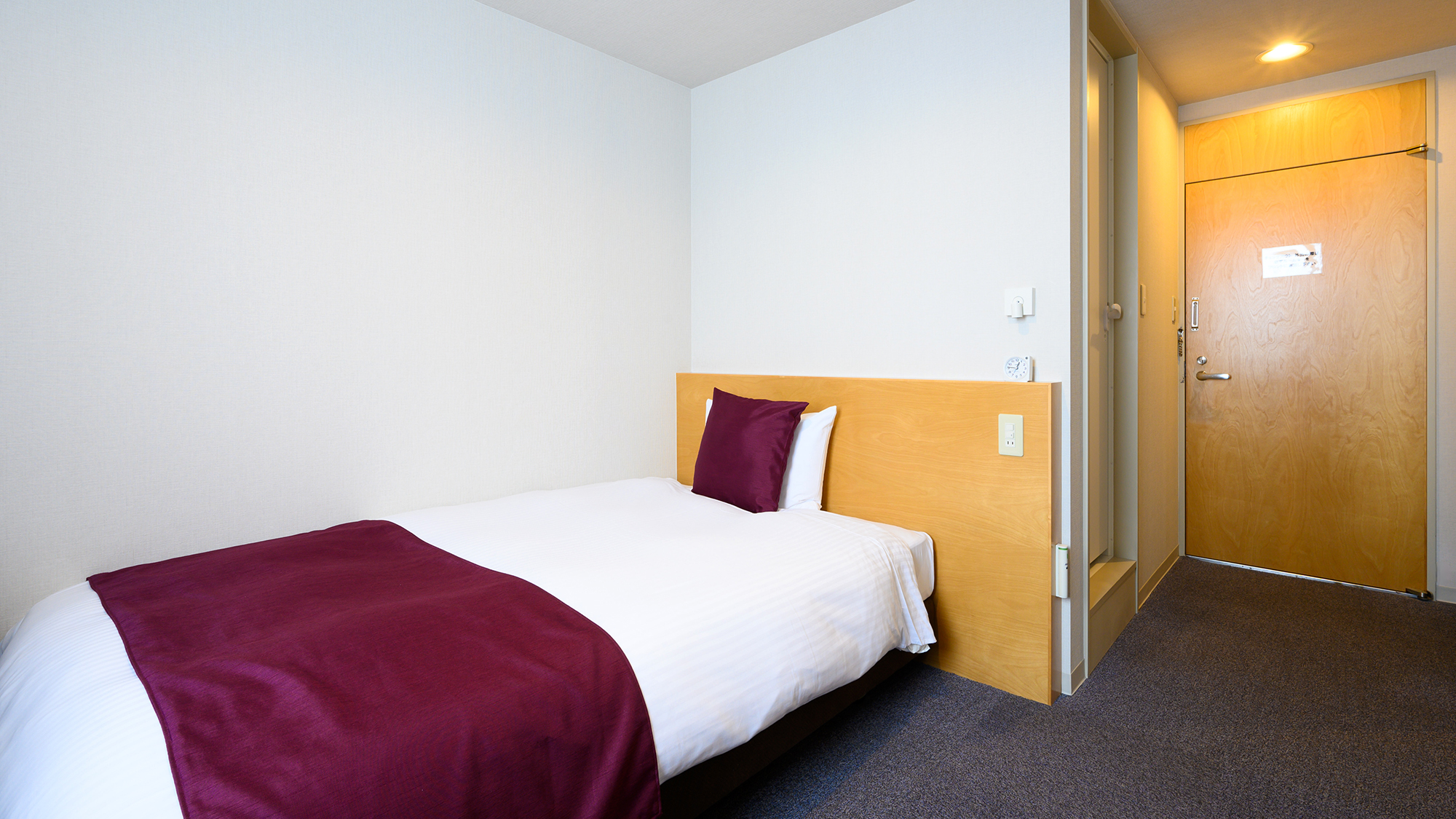 シングル│木目を基調とした温かみのある客室