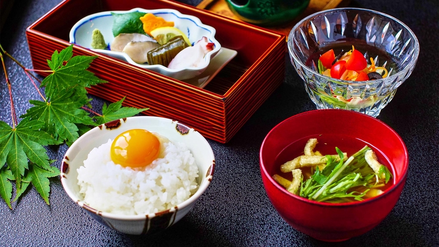 ・朝食一例／開放式鶏舎で健康管理を行い、美味しい富山県産のお米を食べて育ったヘルシーな卵が自慢