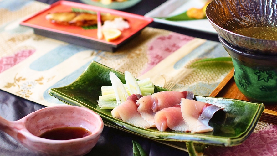 ・【鰤・蟹会席／鰤しゃぶ】脂がのった新鮮な鰤を贅沢にしゃぶしゃぶに。やわらかく口の中でとろけます