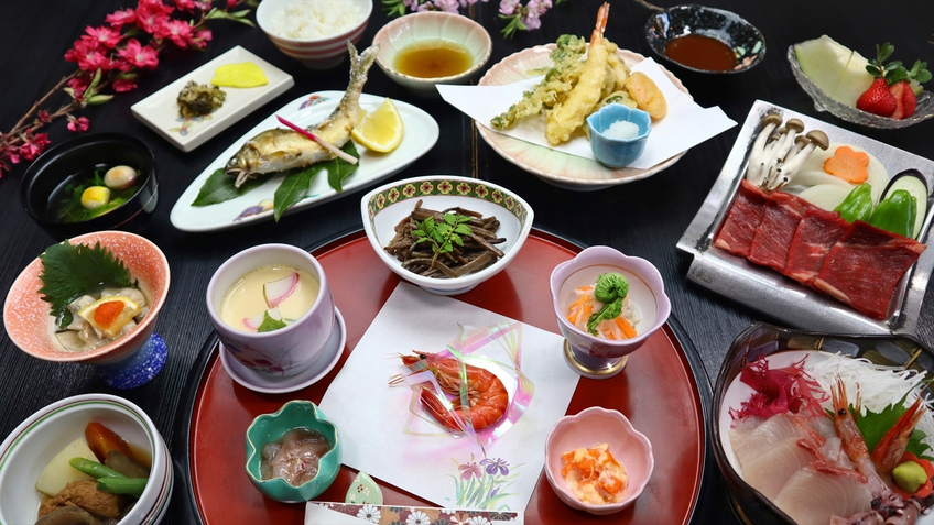 ご夕食：季節の小鉢半月盆付きの創作会席／一例