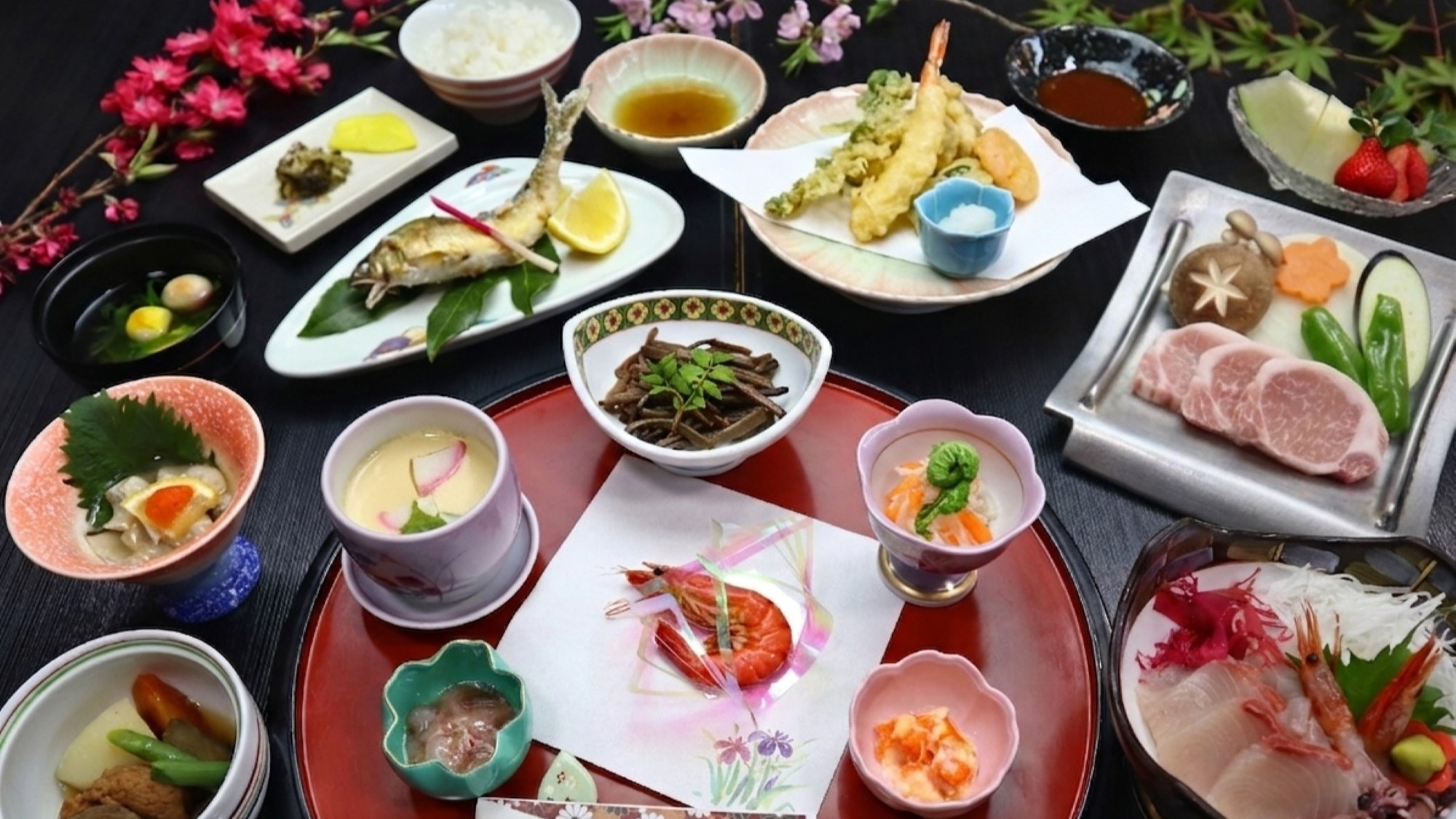 【期間限定 × 旅行支援３０００円ＯＦＦ】＜夕食部屋食 ＞旬会席に季節の小鉢半月盆盛付