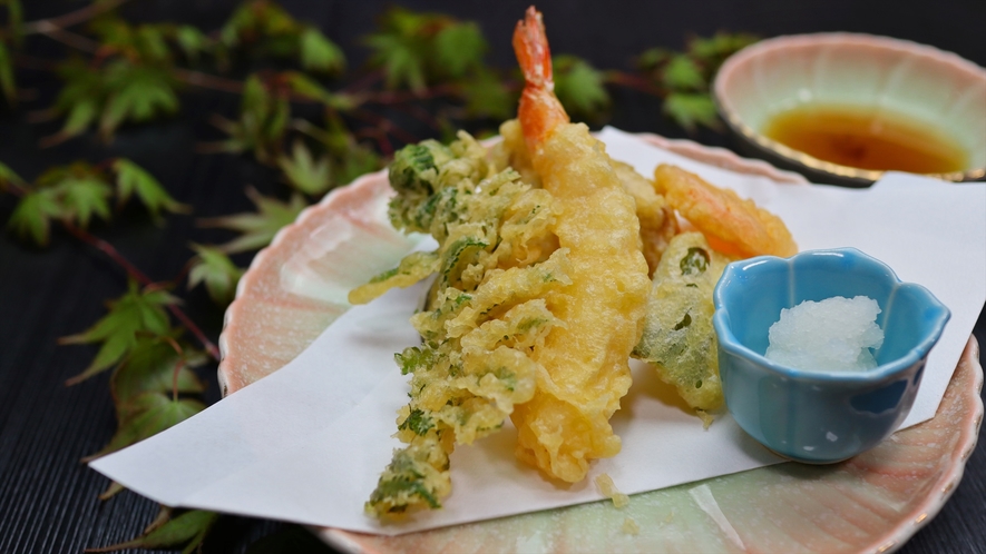 ご夕食：サックサクの天ぷら／一例。自家農園で栽培する旬野菜を使用しています。