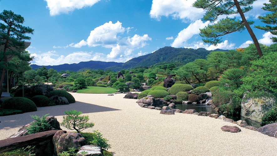 足立美術館　夏の枯山水庭