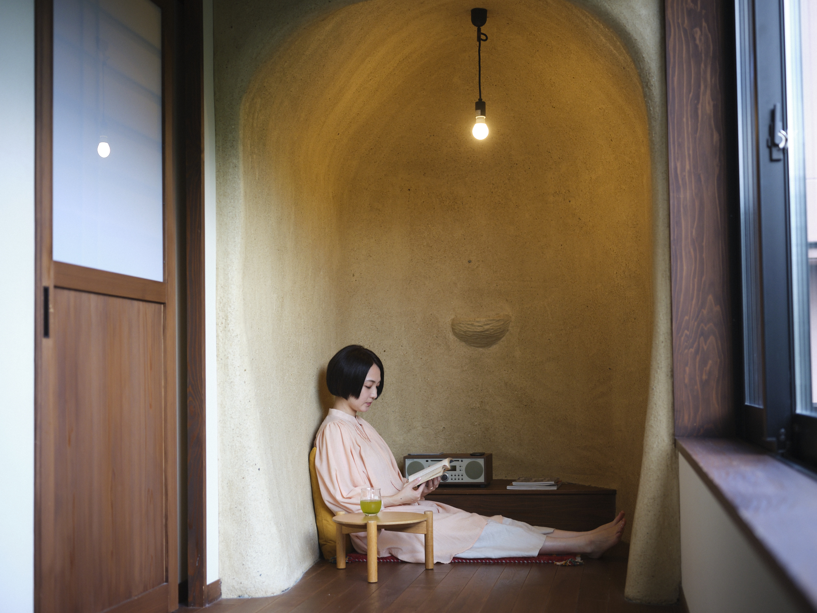 　【温泉内風呂付き和洋室～菊～】川沿いを眺めながらゆったりと過ごすソファと洞窟