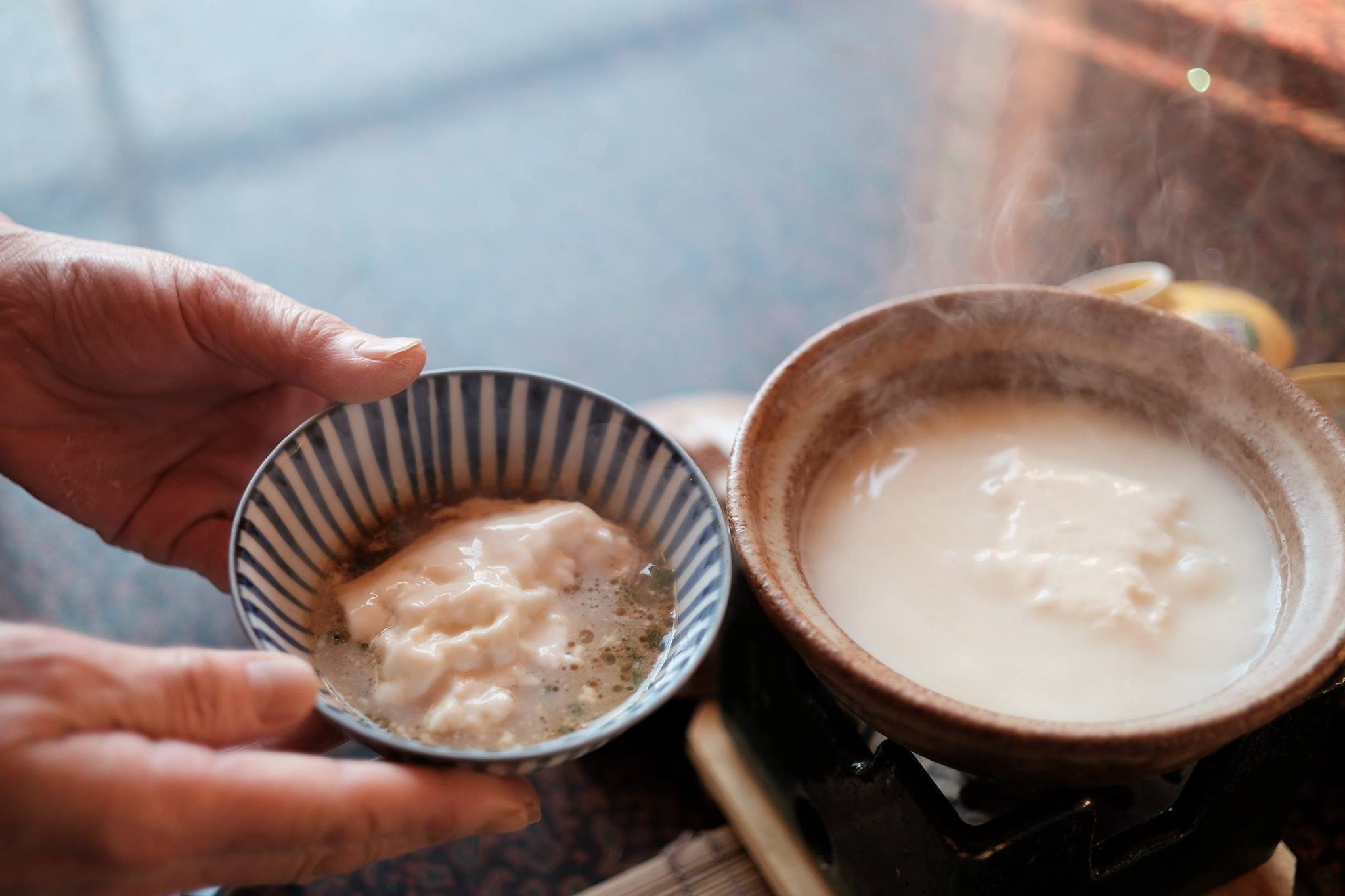 あつあつの温泉湯豆腐をどうぞ