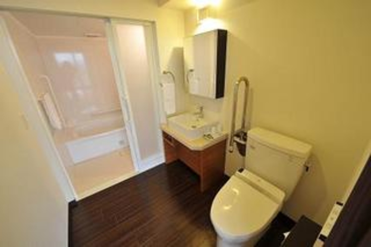 バリアフリーの浴室とトイレ