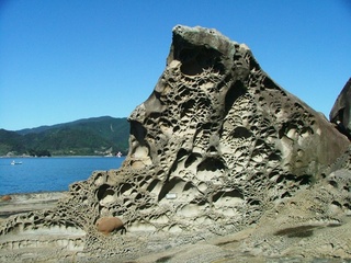 見残し海岸にある、蜂の巣城