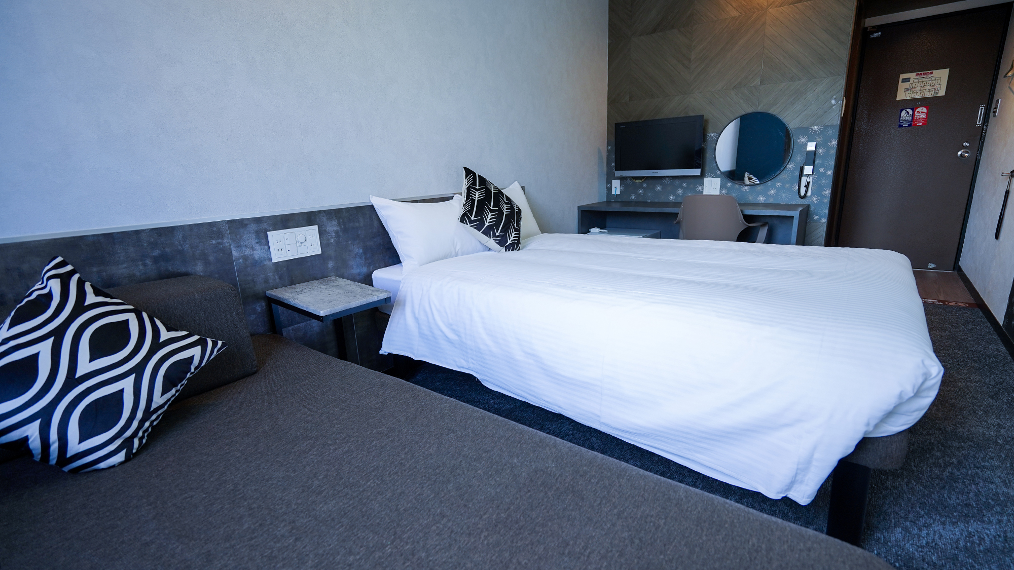 ソファ付きセミダブルルーム