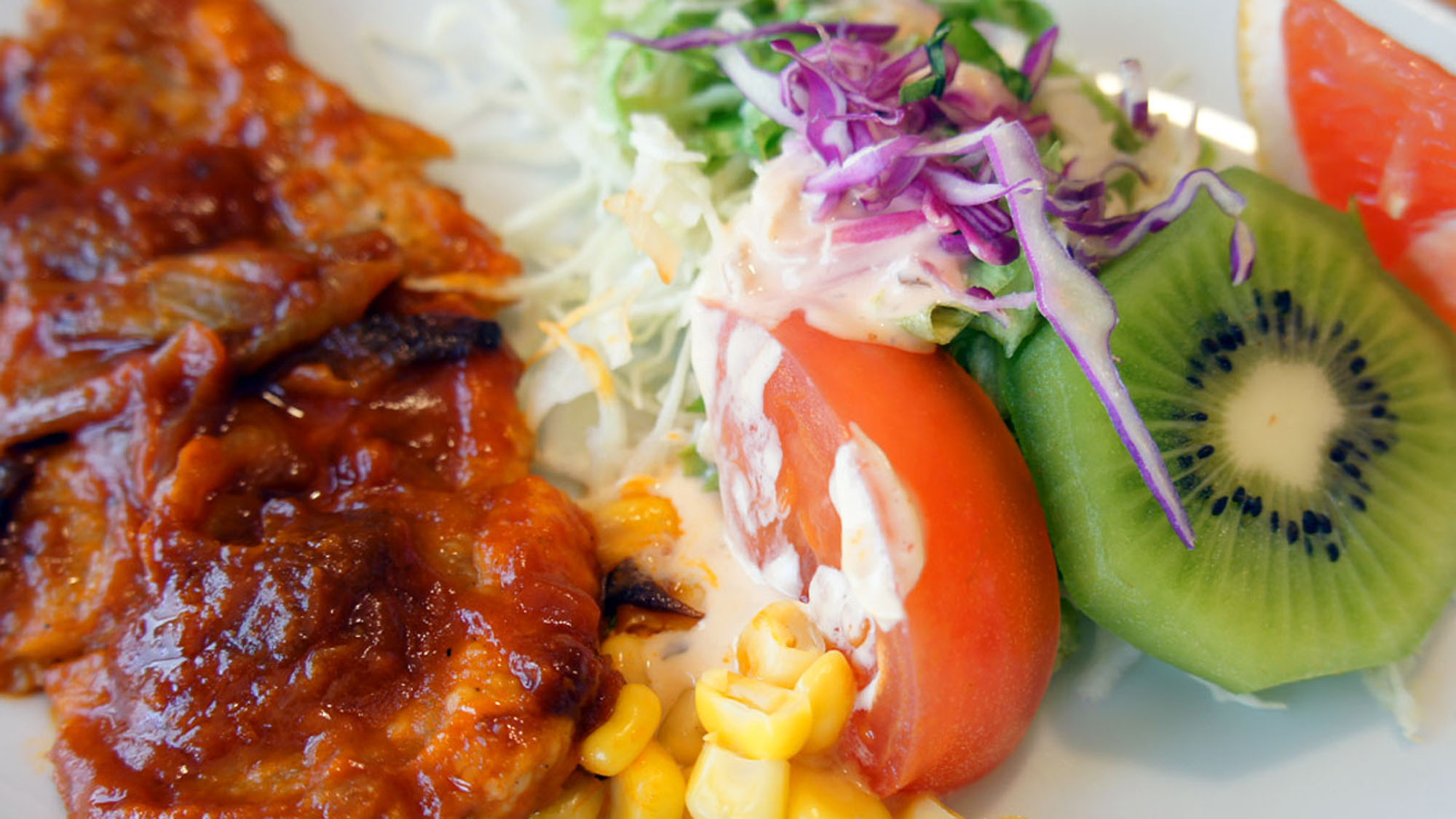 【夕食】北海道名物ポークチャップとサラダ