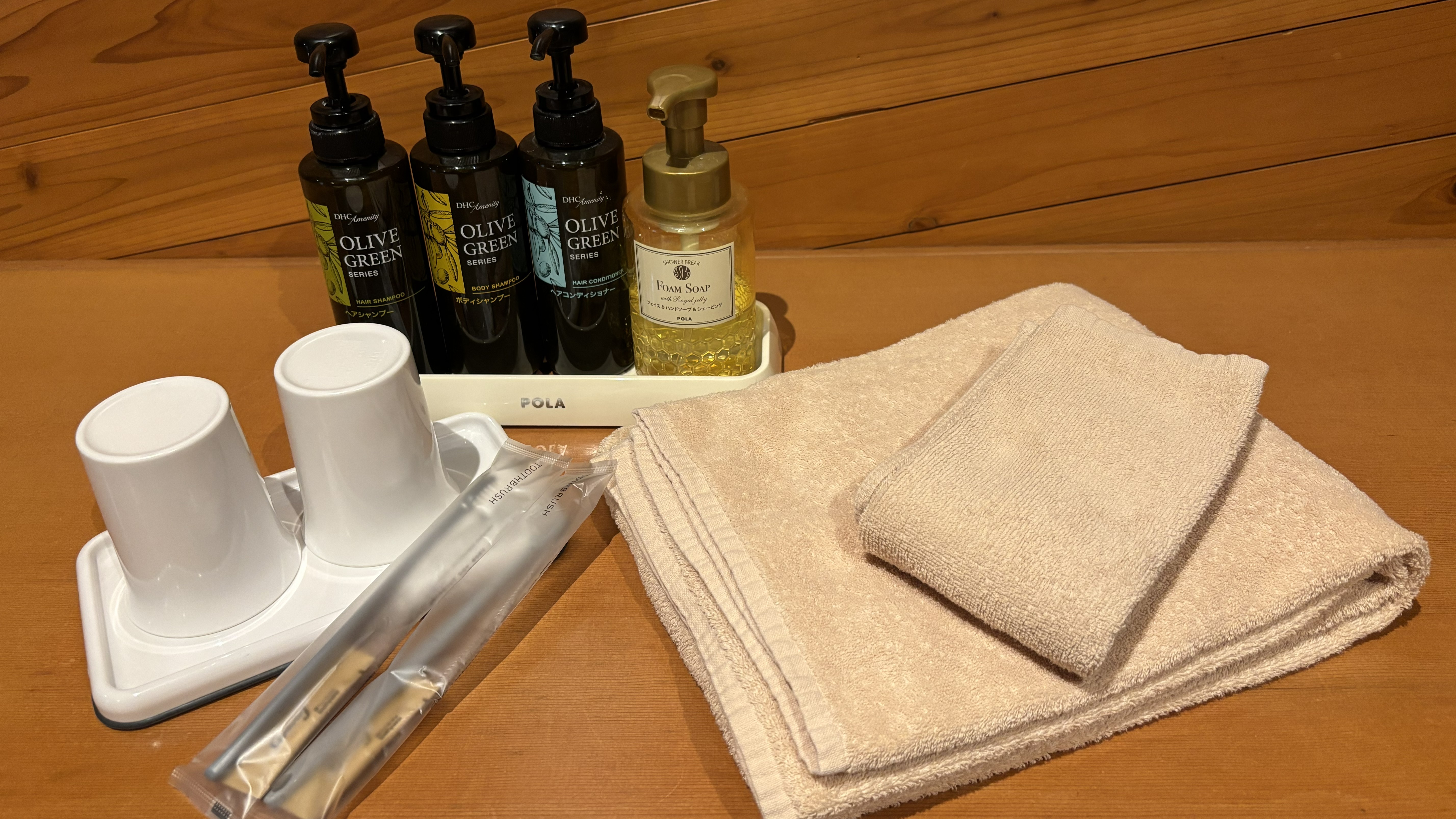 【客室備品】バスアメニティの他、歯ブラシ、タオル類などは客室にご用意。