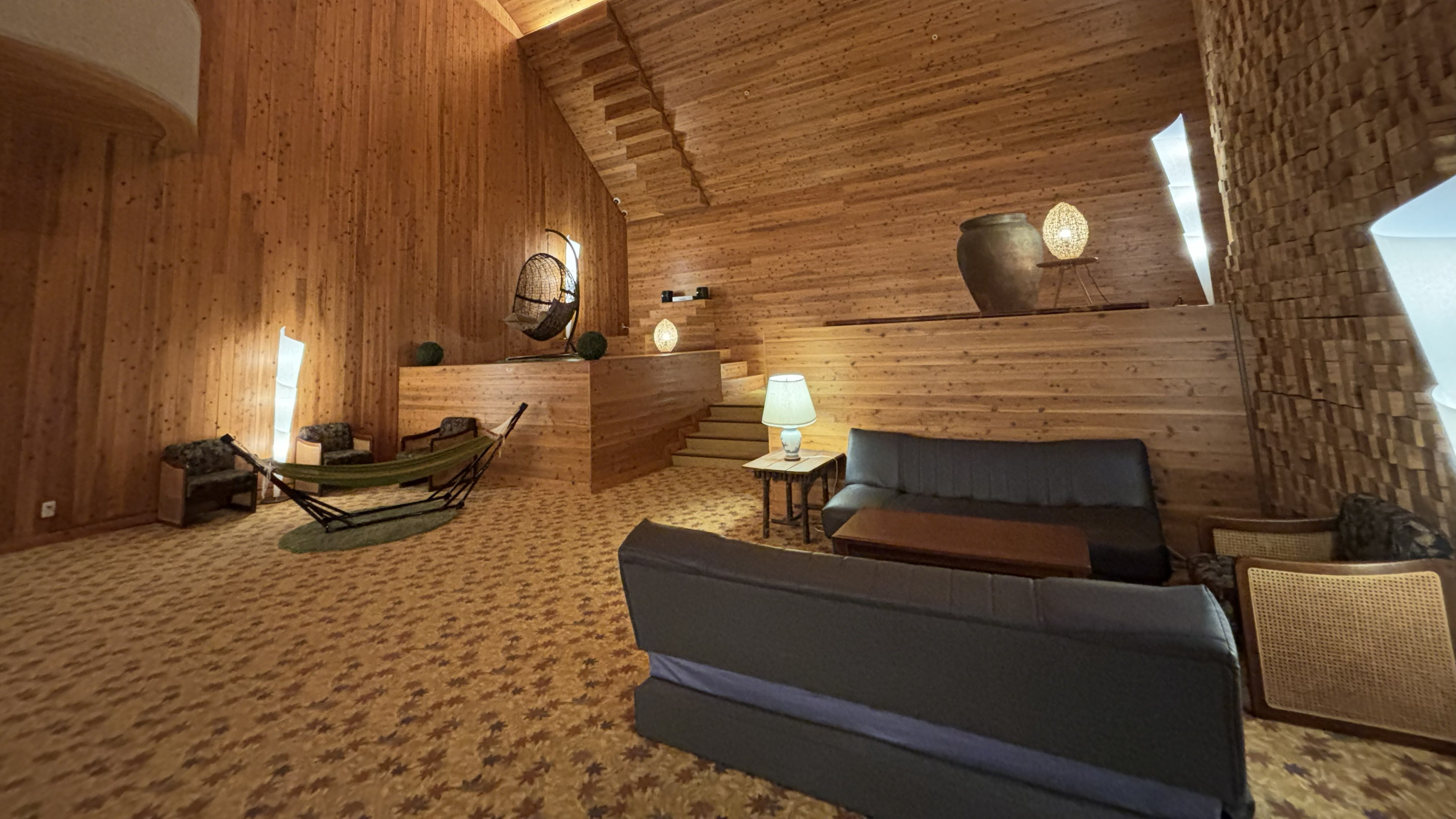 【ロビー】木の質感が落ち着く雄大なロビーでゆっくりとお過ごしください。