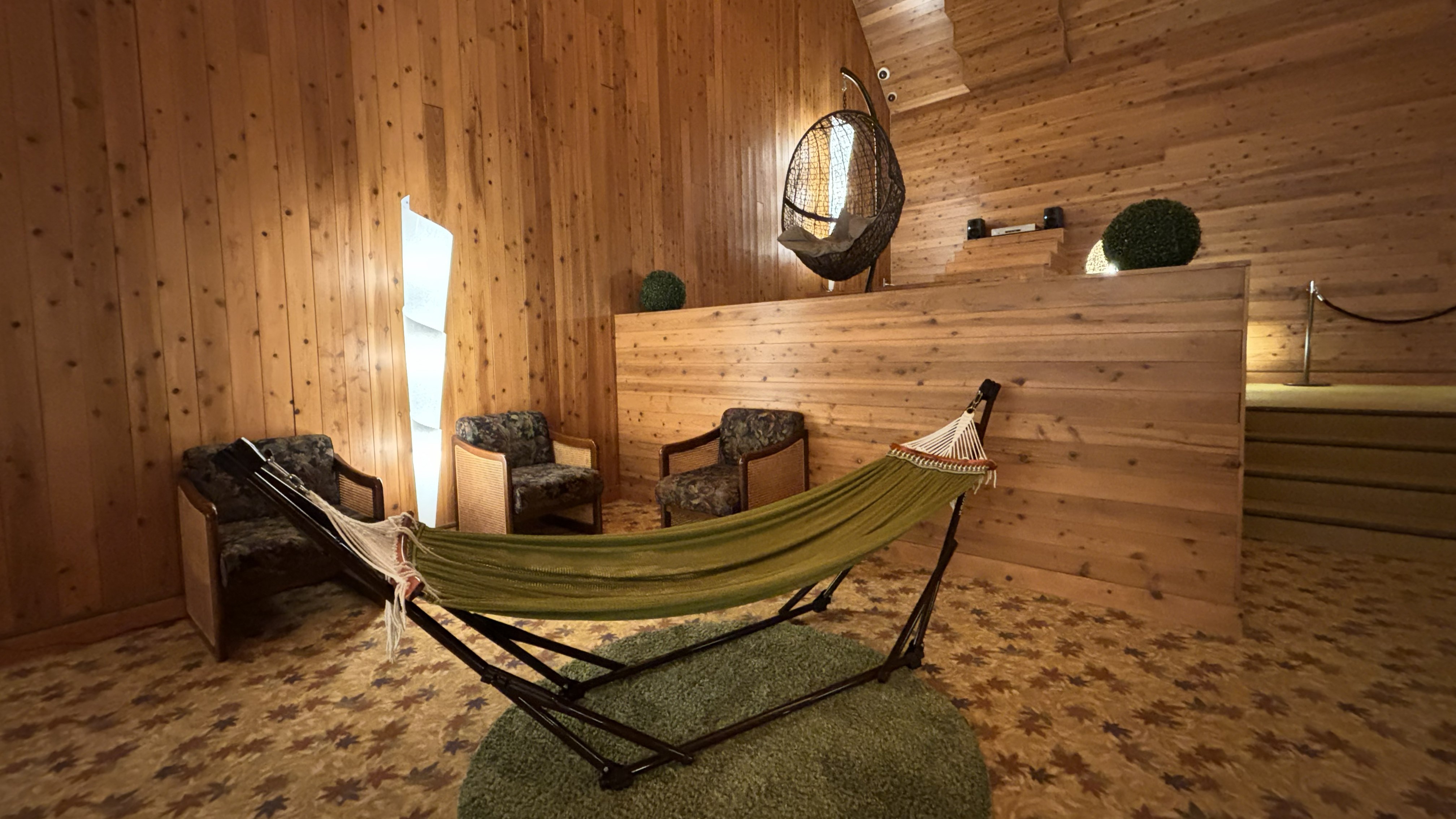 【ロビー】木の質感が落ち着く雄大なロビーでゆっくりとお過ごしください。