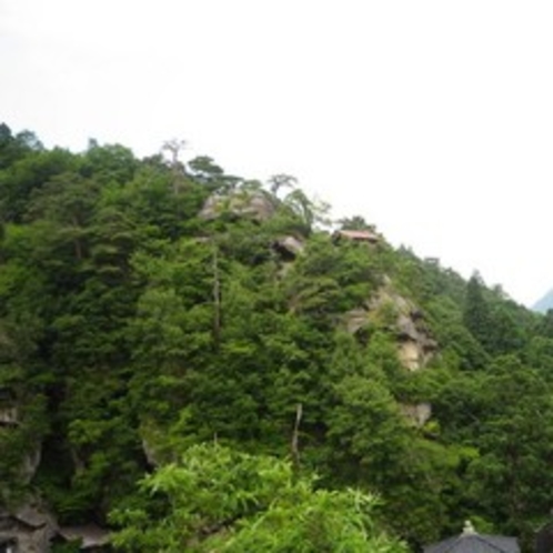 山寺「立石寺」　芭蕉の句「静けさや　岩にしみいる　蝉の声」