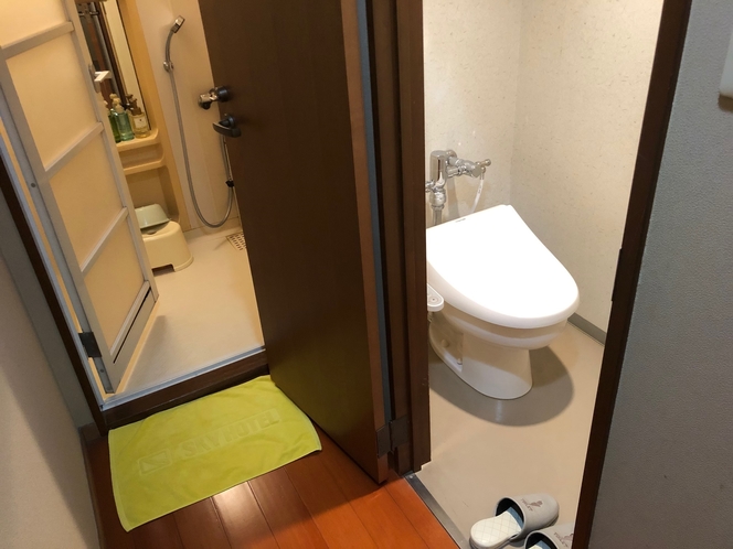 和室14　客室内はトイレ(シャワートイレ)と浴室が別となっております。