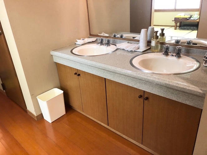 和室14帖　客室内は単独洗面所となっております。広々としており、ゆったりとご利用いただけます