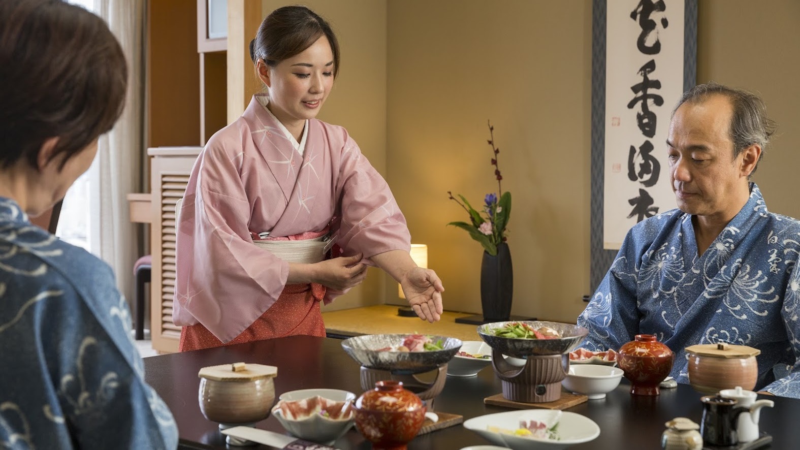 一品ずつ客室係がお料理の説明をしながらご提供いたします。