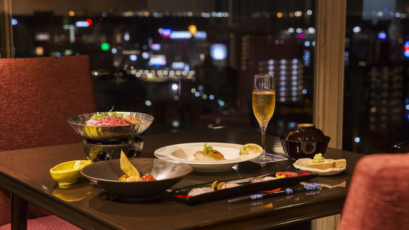 別府の夜景を見ながら、オープンキッチンで仕上げるお料理がお楽しみいただけます