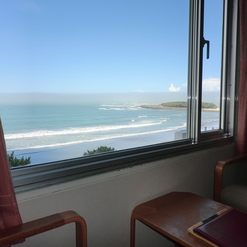 [海邊的日式房間示例] 俯瞰日向灘、地平線和青島的海景。
