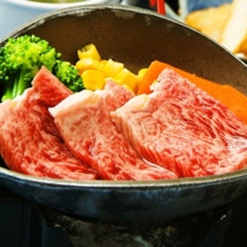 【宮崎牛（８０グラム）陶板焼】ジューシーな宮崎牛をアツアツ陶板焼きで♪