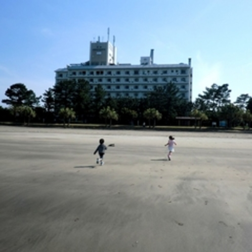 【ホテル外観】裏には砂浜が広がります。