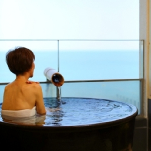 【海側露天付客室一例】絶景を眺めながら、かけ流し青島温泉を陶器のお風呂でご堪能いただけます。