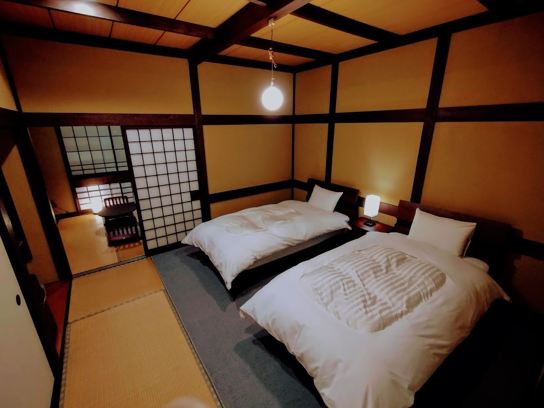 ベッドの和室（小さな桧風呂・トイレ付）