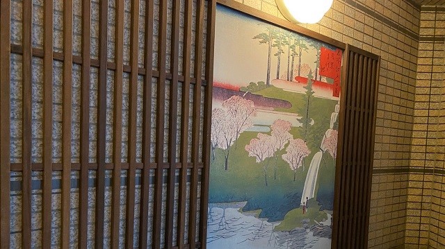 ◆名所江戸百景が飾られた壁　目黒周辺を題材にした3作品を展示中