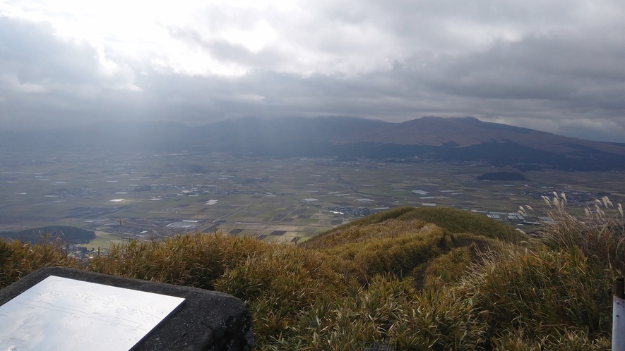 【大観峰】阿蘇五岳からくじゅう連山が一望できる360度大パノラマの絶景スポット。当館より車で約30分