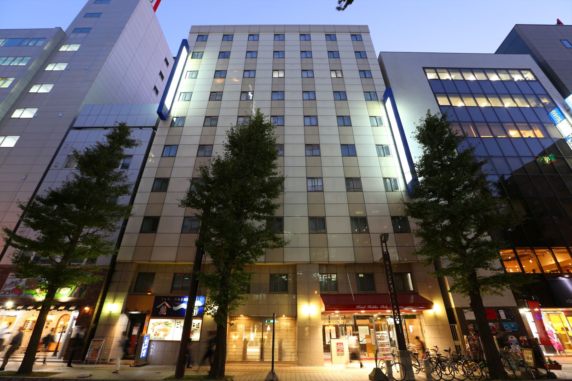 ホテル外観（夜）