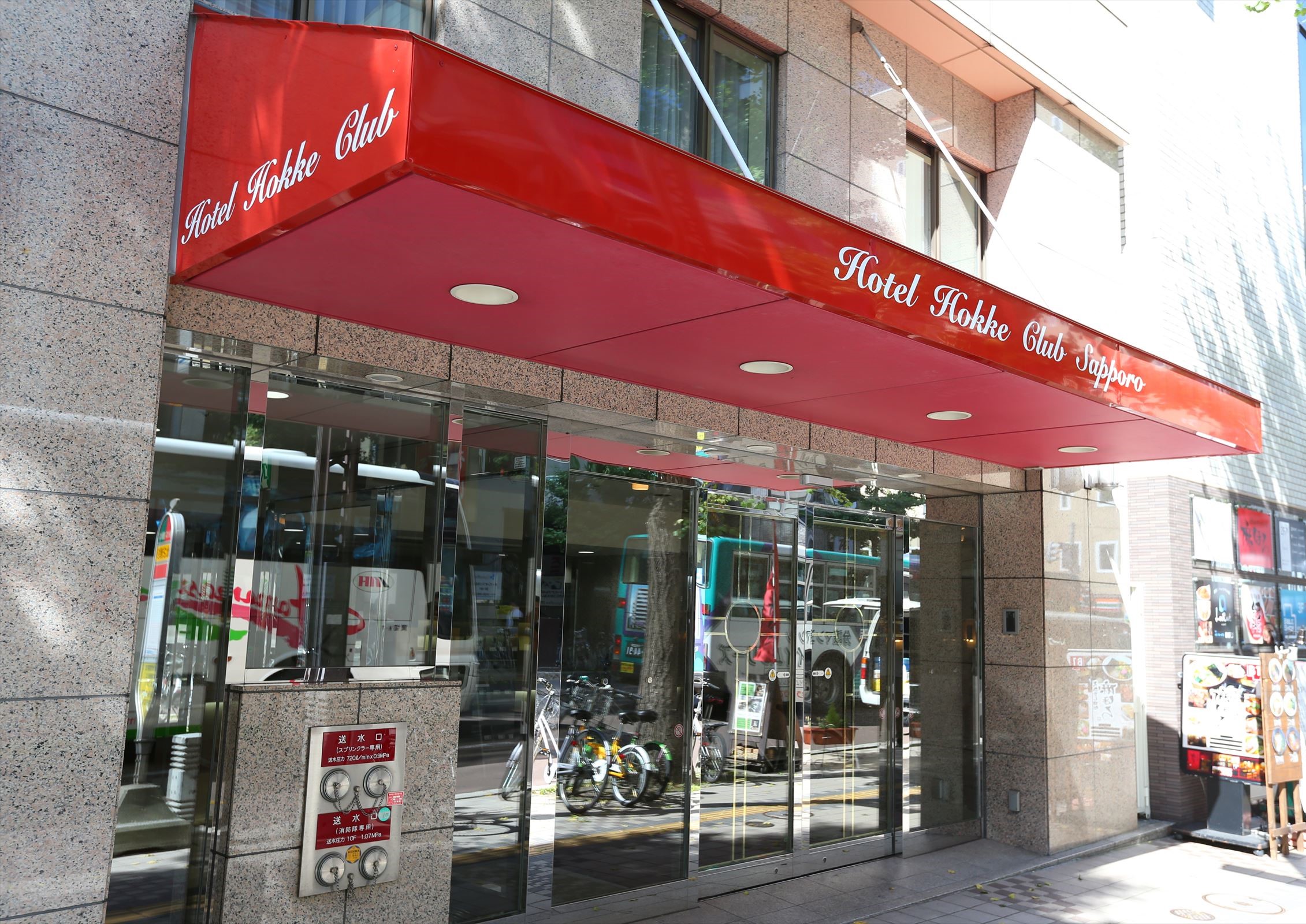 ホテル外観（昼）