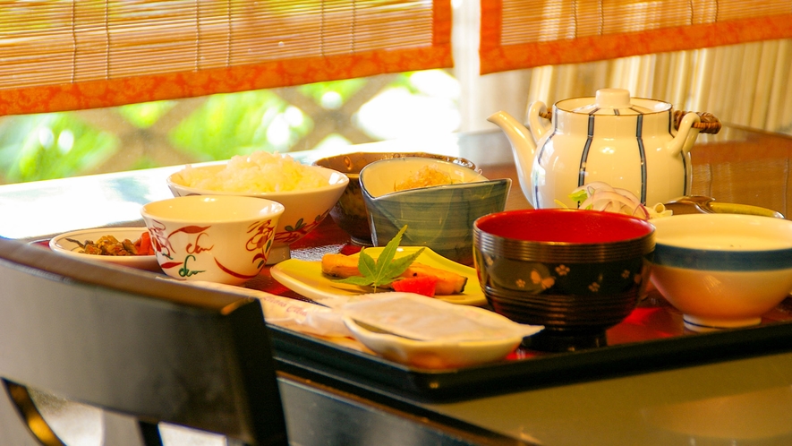 【朝食一例】釜で炊いた山香米と一緒にお愉しみください