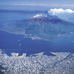 桜島と鹿児島市街地を繋ぐ広大な錦江湾