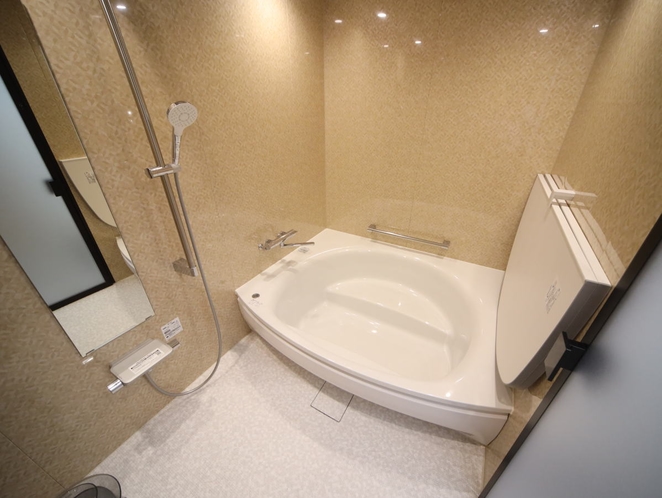 和洋室のお風呂はユニットバスですが洗い場付きの大きなサイズです。