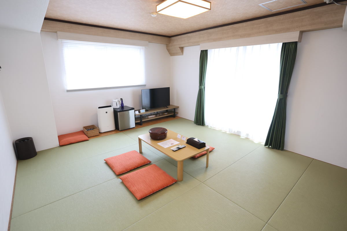 和室10畳　和室８畳より少しひろいタイプです。ファミリーやグループでお泊りのお客様に好評です。