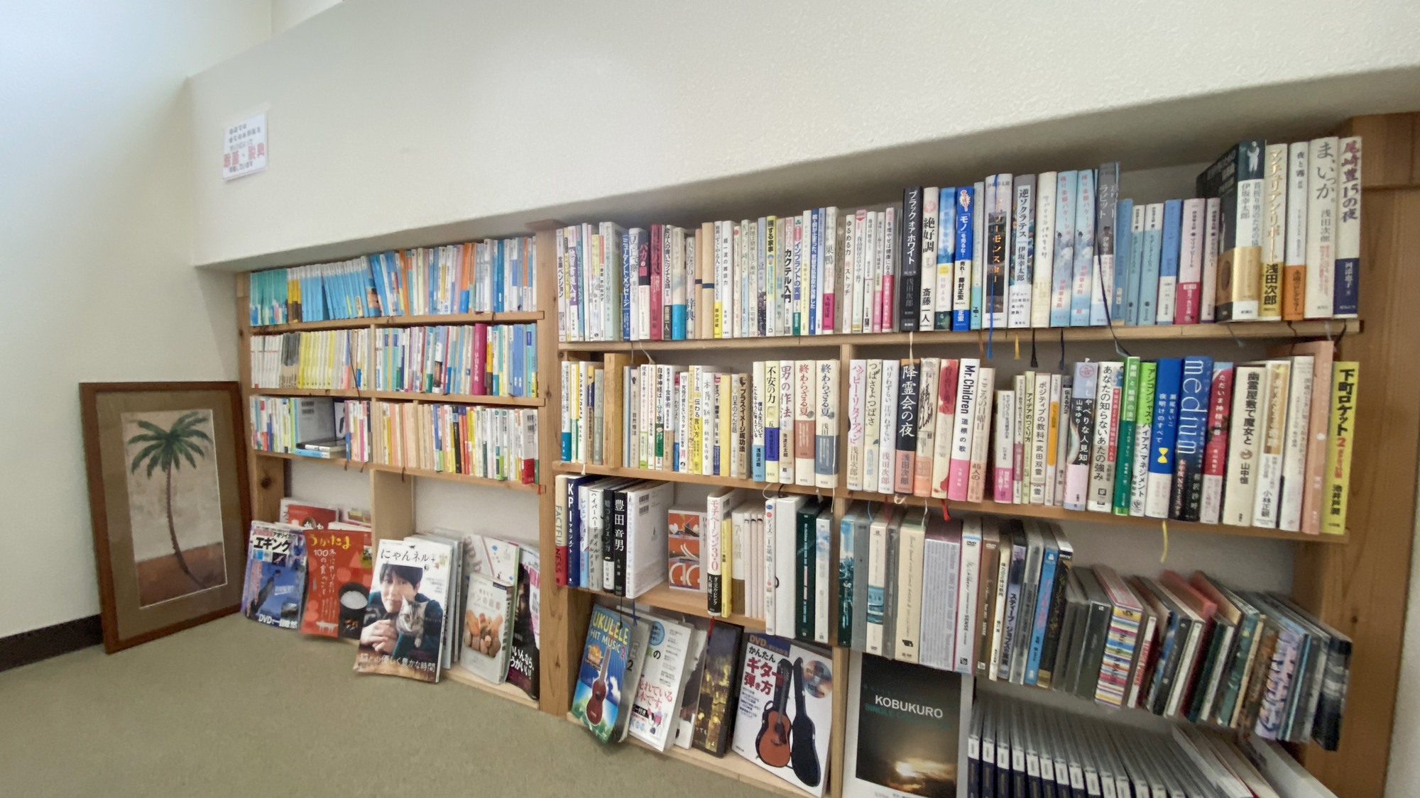 ・【館内】多彩なジャンルの本が勢揃い。お好きな一冊を見つけてください