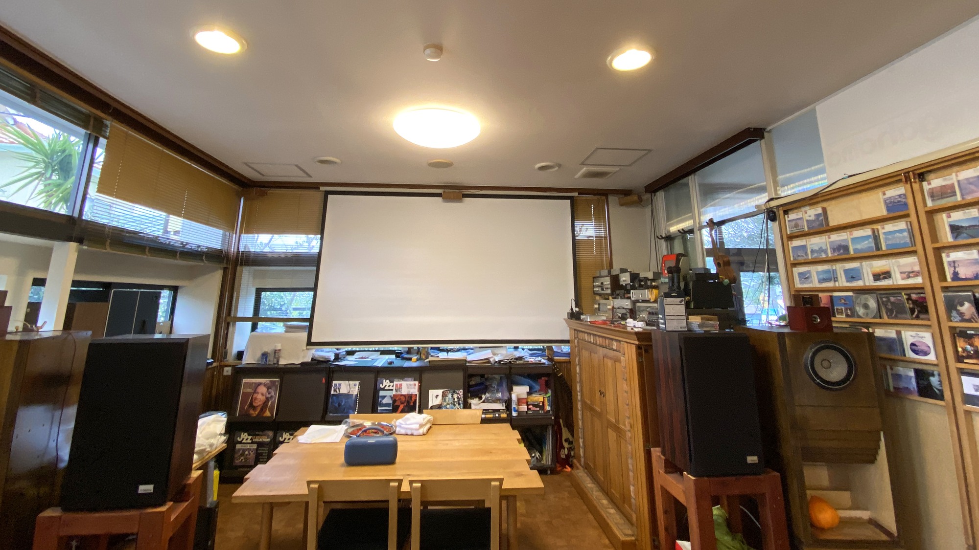 ・【食堂】アンプを通した上質なサウンド。特別な音楽鑑賞の時間をお過ごしください