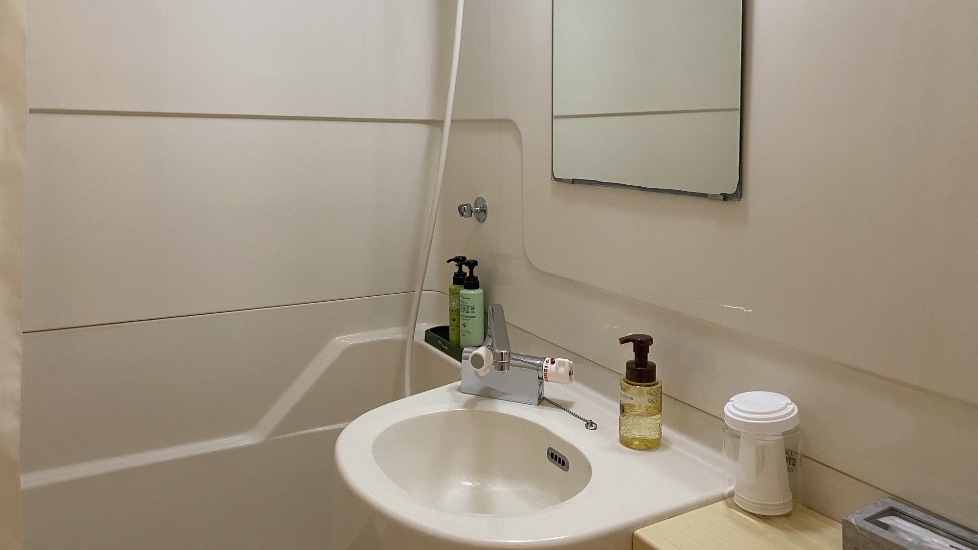 ・【バス・トイレ】ユニットバス完備。各部屋で気兼ねなく入浴できます