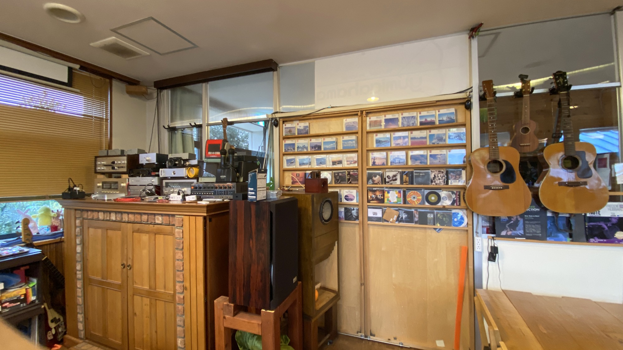 ・【食堂】往年のオーディオ機器が今も現役。歴史を感じる音に酔いしれます