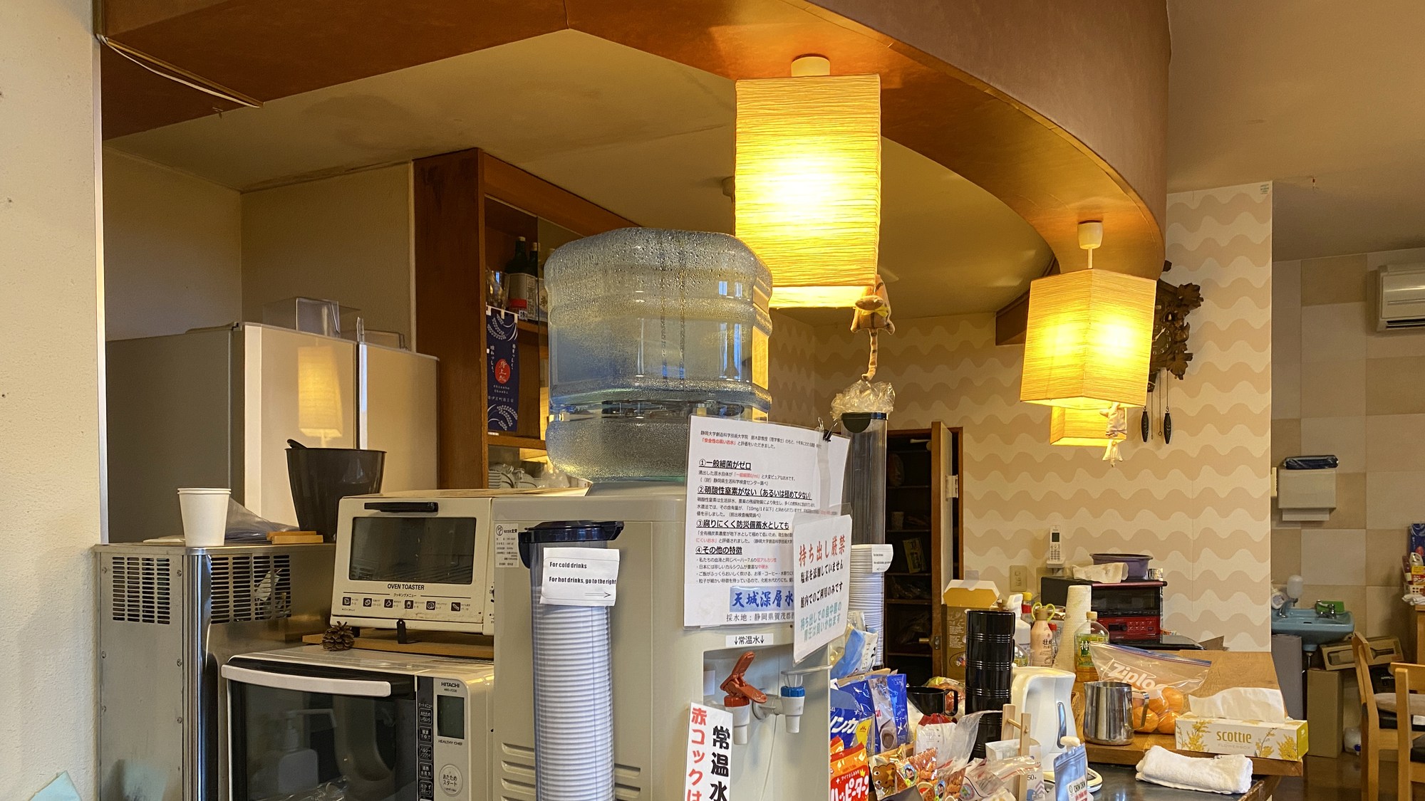 ・【食堂】ミネラルウォーターを常備しております。お好きな時にお飲みください