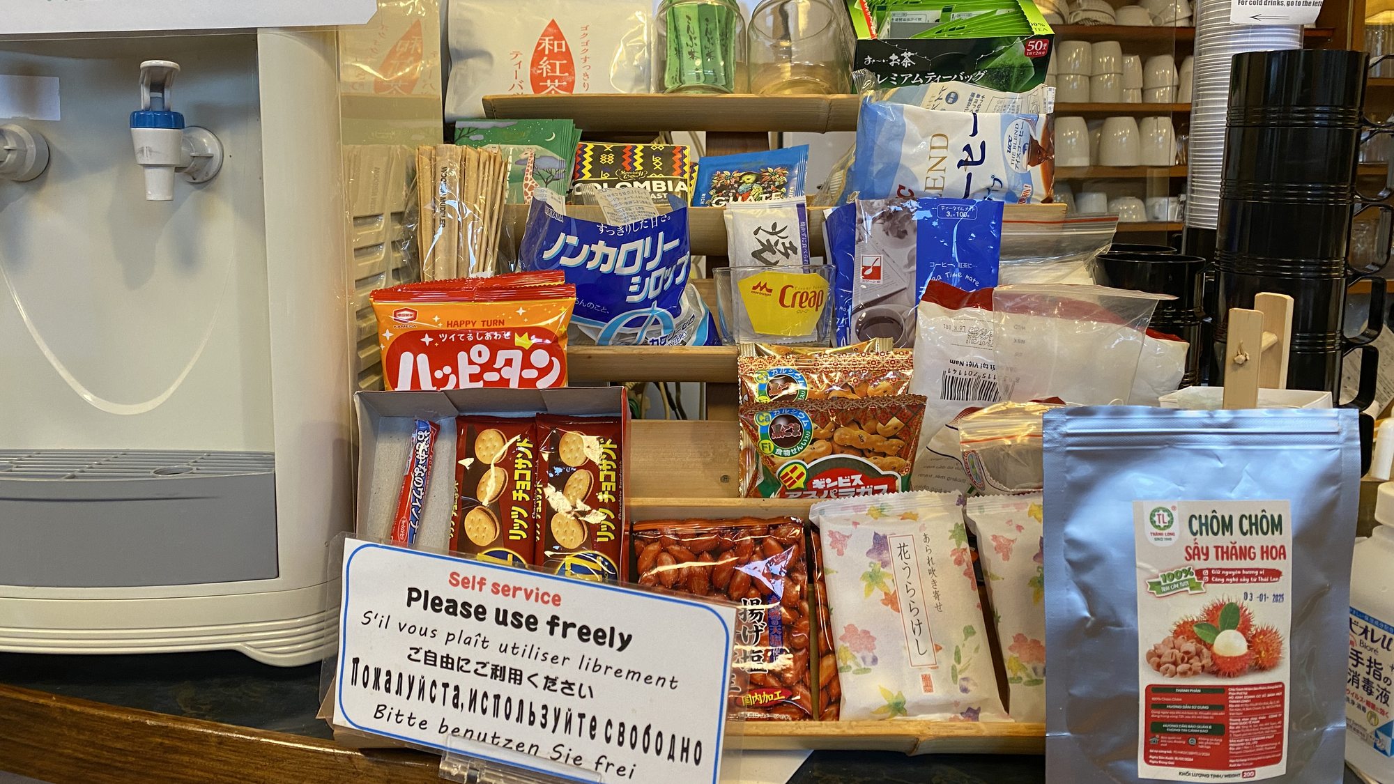 ・【食堂】ドリップ珈琲、紅茶、緑茶、スナック菓子も無料。お好みのものをどうぞ